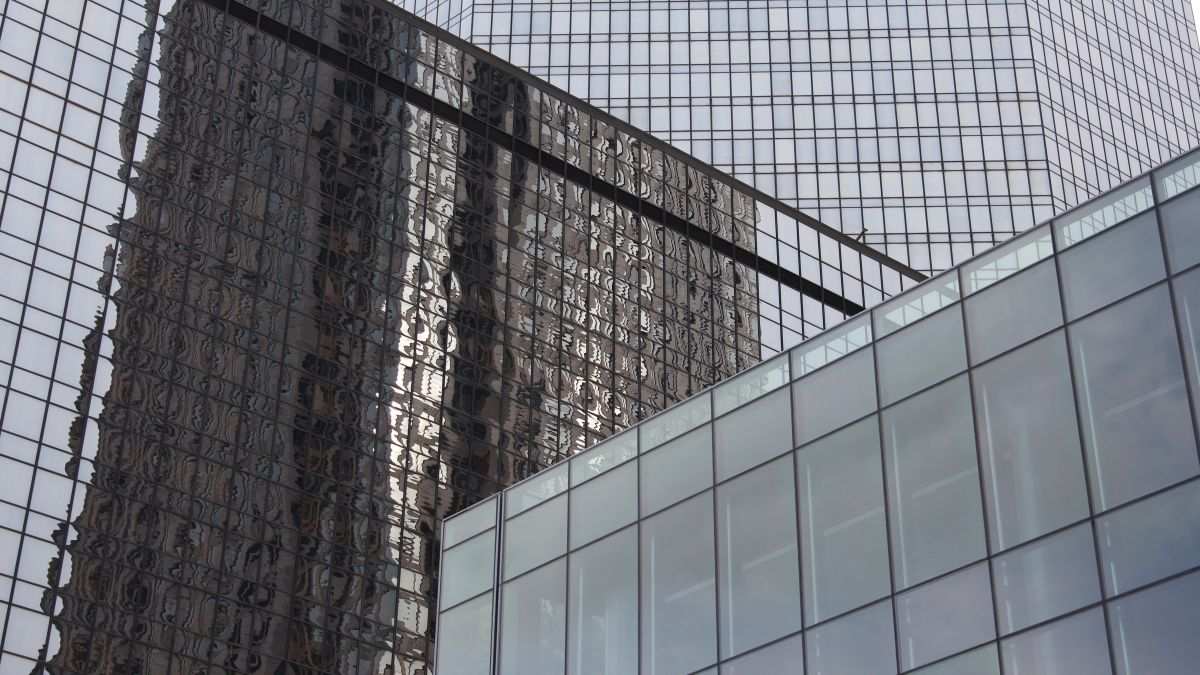 Девелоперы Москвы и Петербурга застряли с тысячами непроданных квартир
