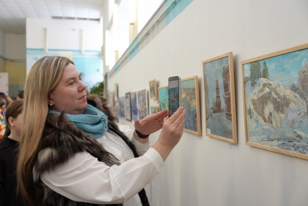 Фотография к материалу: Начало традиции положено. В Кунгурском художественно-промышленном колледже прошло закрытие зимнего пленэра «Белые узоры Кунгура»