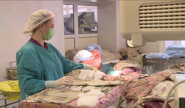 Медицинская сестра в стационаре. Сестра работает в больнице. Доктор и ассистент. Медсестра помощник врача. Труд медсестры.