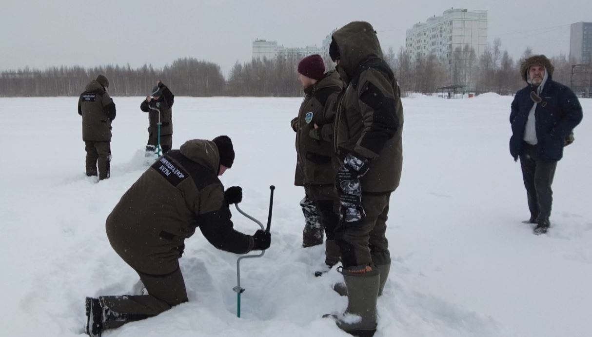 На Комсомольском озере в Нижневартовске бурят лунки для спасения рыбы