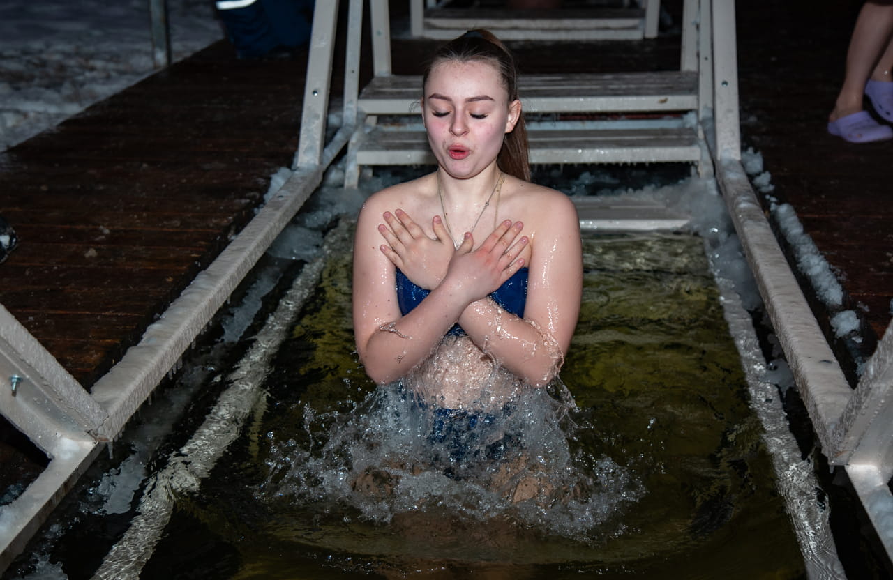 Иордань в раифе. Какого числа крещение 2024 году. Крещение руси прорубь. Окунание в прорубь на крещение. Купание на крещение.