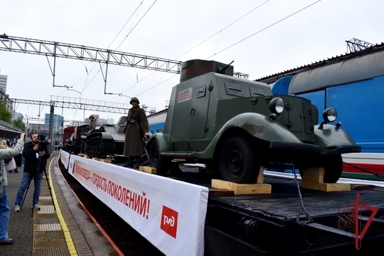 На железнодорожную станцию «Владивосток» под звуки военного оркестра Росгвардии прибыл поезд Победы