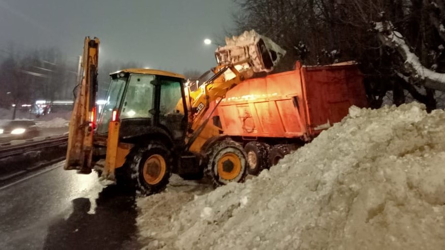 Вывоз снега. Уборка снега в городе. Вывозят снег. Снег фото.