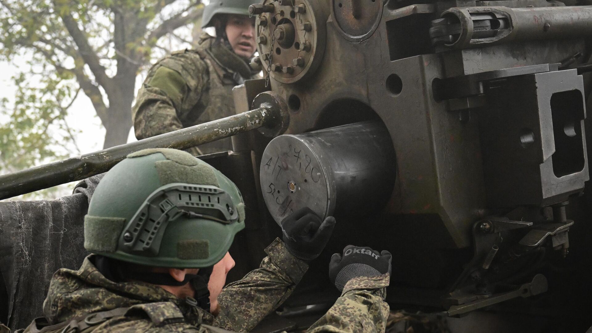 Боевая работа расчета пушки 2С5 Гиацинт-С группировки войск Центр на Красноармейском направлении СВО - Sputnik Грузия, 1920, 10.06.2025