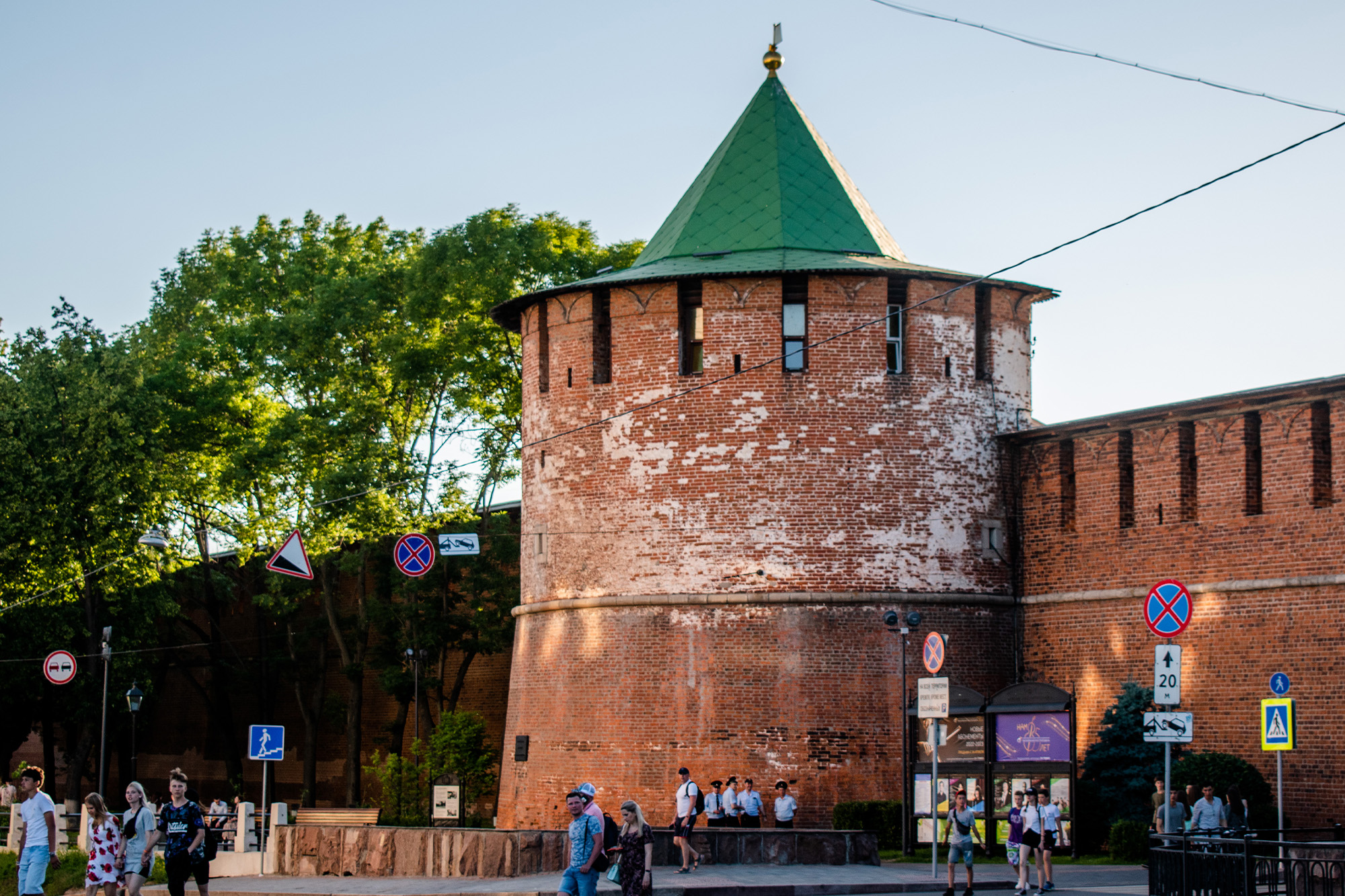 Порядок нижний новгород. Нижегородский Кремль. Новый Кремль Нижний Новгород. Нижний Новгород Кремль сентябрь. Парковка у Нижегородского Кремля.