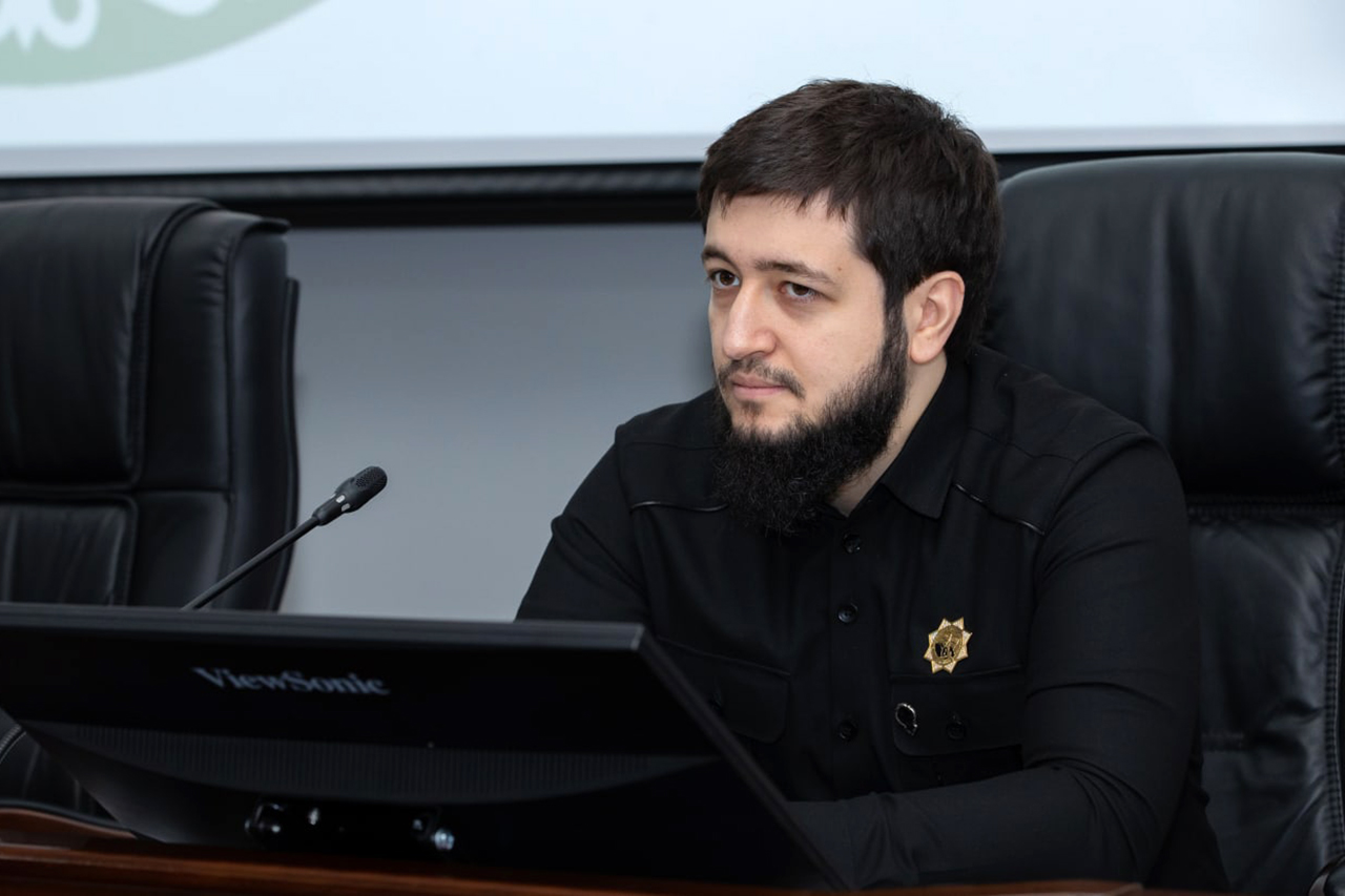 Кадыров министр спорта. Якуб Закриев. Кадыров его министры. Глава Чечни Рамзан Кадыров. Кадыров это Минздрав России.