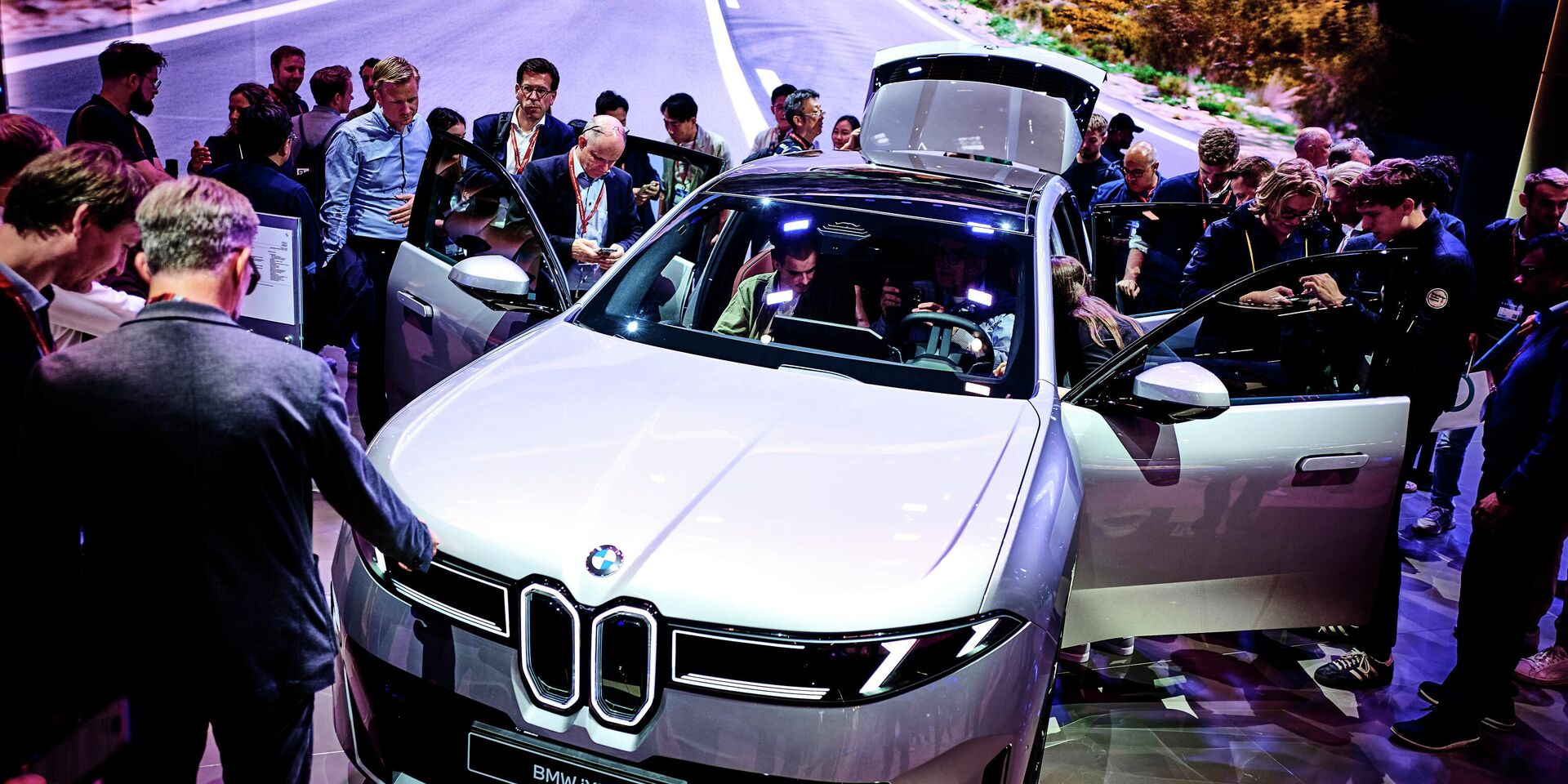 Посетители стенда BMW на площадке IAA в Мюнхене - ИноСМИ, 1920, 10.09.2025