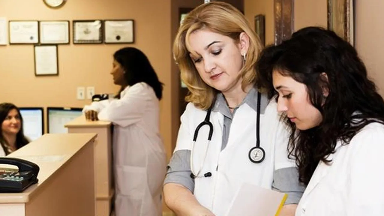 Статьи про новорожденных. Доктор осматривает ребенка. Прием врача. Первая помощь уметь оказать. Детский педиатр.