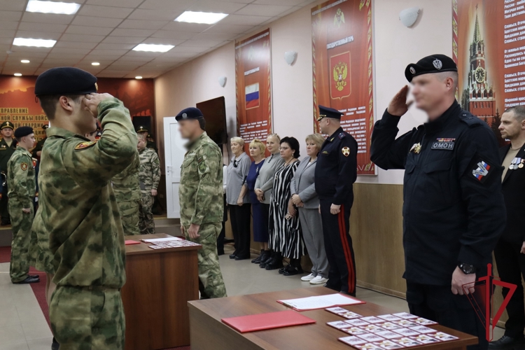 Начальник Управления Росгвардии по Амурской области генерал-майор полиции Виталий Харчёв поздравил учащихся со вступлением в ряды кадетов Росгвардии