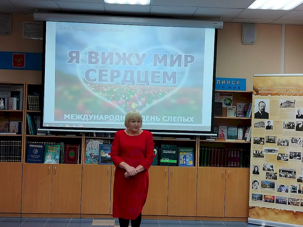 выступает женщина в красном платье