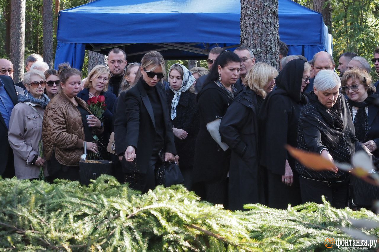 встреча на кладбище. похоронили с почестями. похоронили с почестями. новодевичье кладбище лановой. могилы президентов.