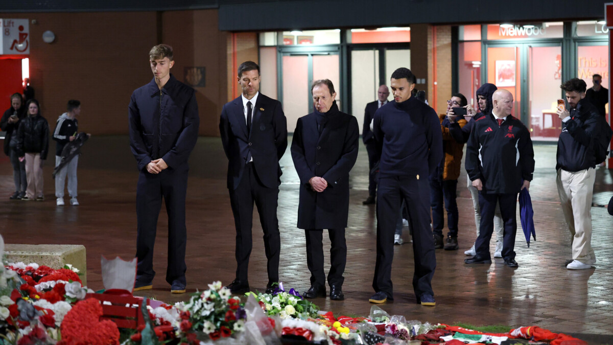 Алонсо, Трент Александер‑Арнольд и Хейсен почтили память Жоты в Ливерпуле