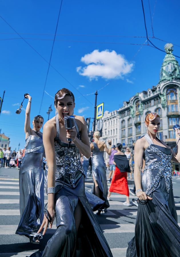 Posta Культура: в петербургском «Ленинград Центре» 10-й сезон шоу — любовные истории, бурлеск, дерзкое хорео и масштабные декорации