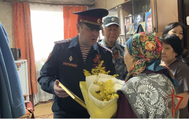 Ветерану подразделения Росгвардии в Туве организовали концерт под окнами в преддверии Дня Победы