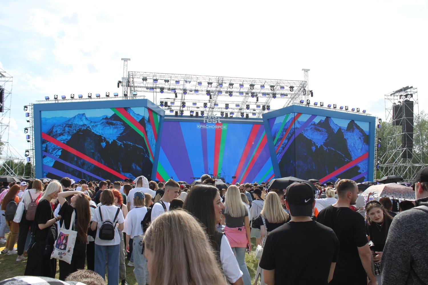 Фото В Красноярске прошел VK Fest: 67 ярких фото артистов из зрителей 12