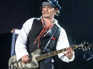 Менеджер Guns N’ Roses назвал Джонни Деппа «худшим гитаристом в своей жизни»
