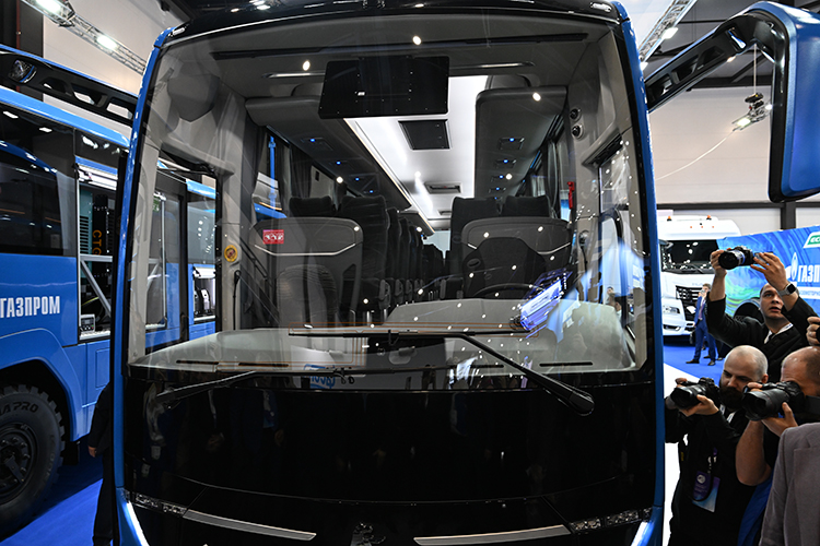 КАМАЗ привез на питерский «Экспофорум» премьеру — туристический автобус на газе, разработанный в связке со специалистами «Газпрома»