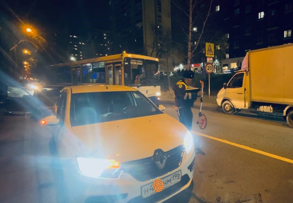 В Екатеринбурге автомобиль сбил семилетнего нарушителя ПДД | Семилетний мальчик получил травмы в ДТП в Екатеринбурге 