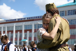 Более 500 школьников Хабаровского края исполнили Вальс Победы под открытым небом