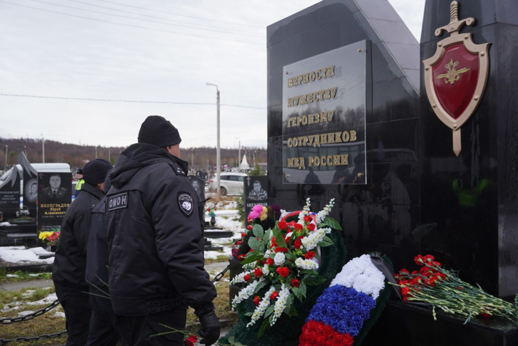 Росгвардейцы приняли участие в траурном митинге, посвященном памяти сотрудников, погибших при исполнении служебного долга