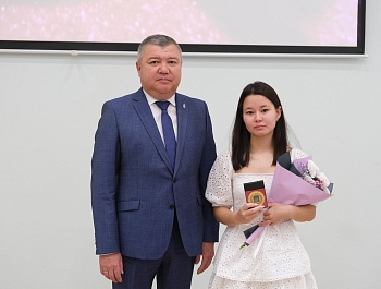 Глава Красноярского района вручил медали выпускникам