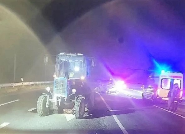В Кочубеевском округе пассажиры “ВАЗа” госпитализированы после столкновения с трактором