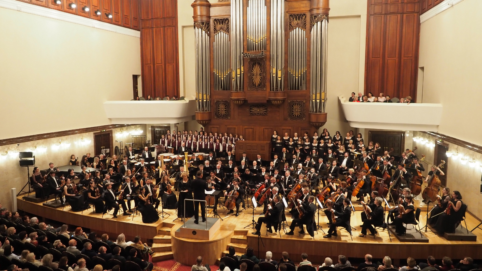 Большой зал ленинградской филармонии 7 симфония шостаковича. Симфонический оркестр рубинштейна. Симфония г. Театр оперы и балета самара оркестр. Дмитрий шостакович ленинградская симфония.