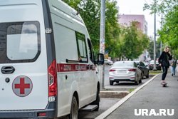 Пострадавших на машине скорой помощи доставляют в городскую больницу Белгорода