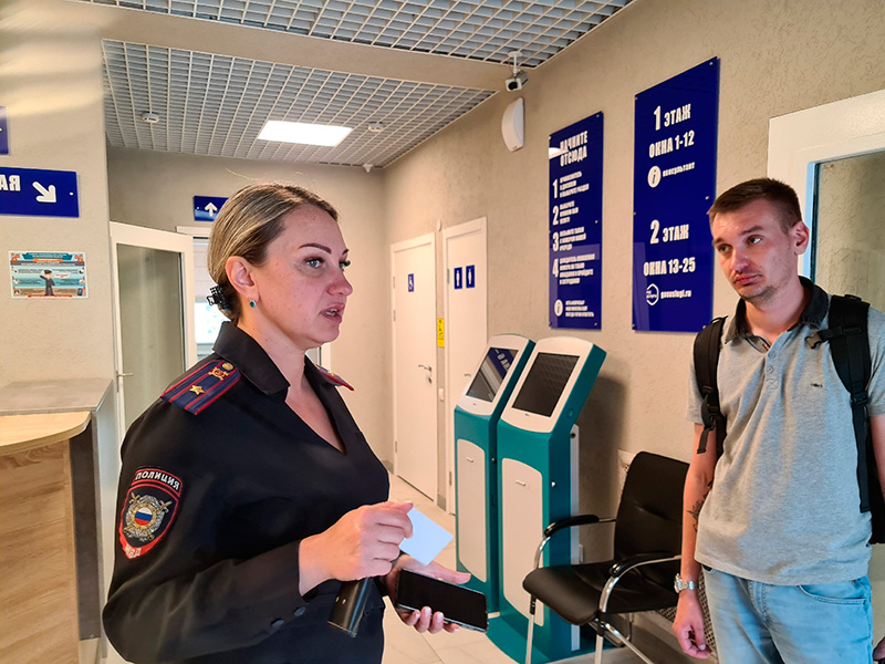 Умвд по вопросам миграции белгород. Полицейский в городе. Отдел по вопросам миграции Раменское. Руководитель по вопросам миграции. Миграционная полиция ОАЭ.