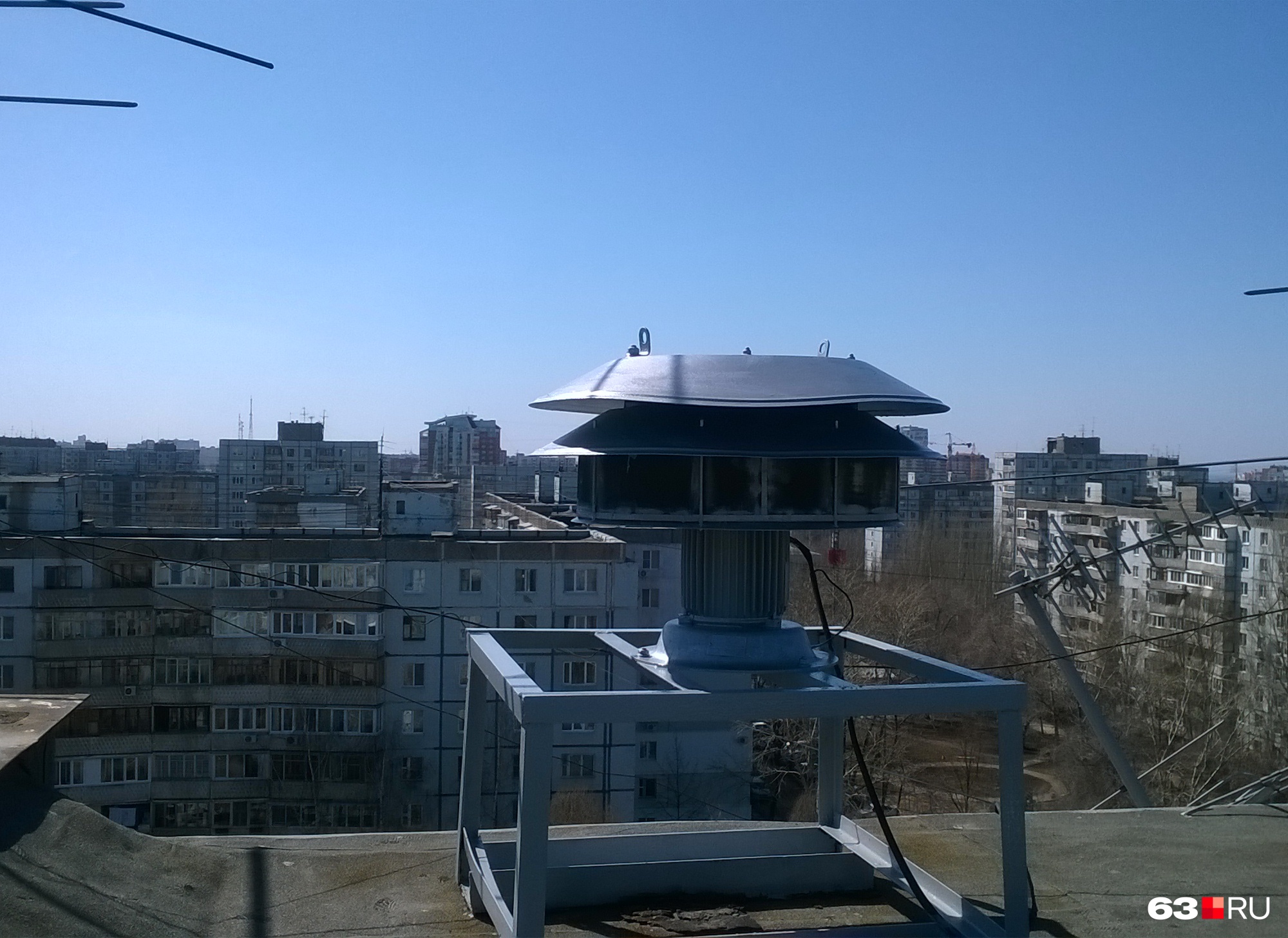 Зачем красные огни на крышах домов
