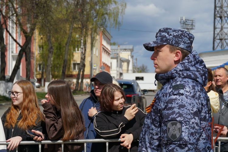 В Кирове сотрудники и военнослужащие Росгвардии приняли участие в торжествах, посвященных 81-ой годовщине Победы в Великой Отечественной войне (видео).
