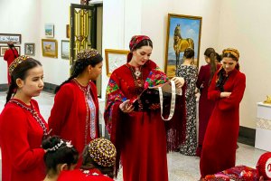 В Государственной академии художеств Туркменистана открылась выставка работ выпускников 2013 года