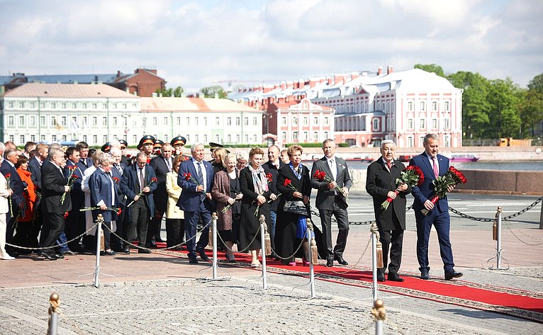 Возложение цветов к памятнику Петру I на Сенатской площади
