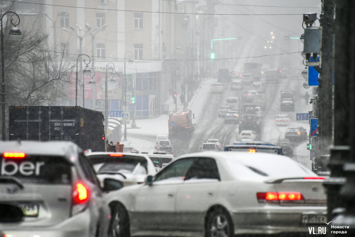 9 часов снег. Снегопад во Владивостоке. Владивосток снегопад 2022. Циклон в городе. Снежный Владивосток.