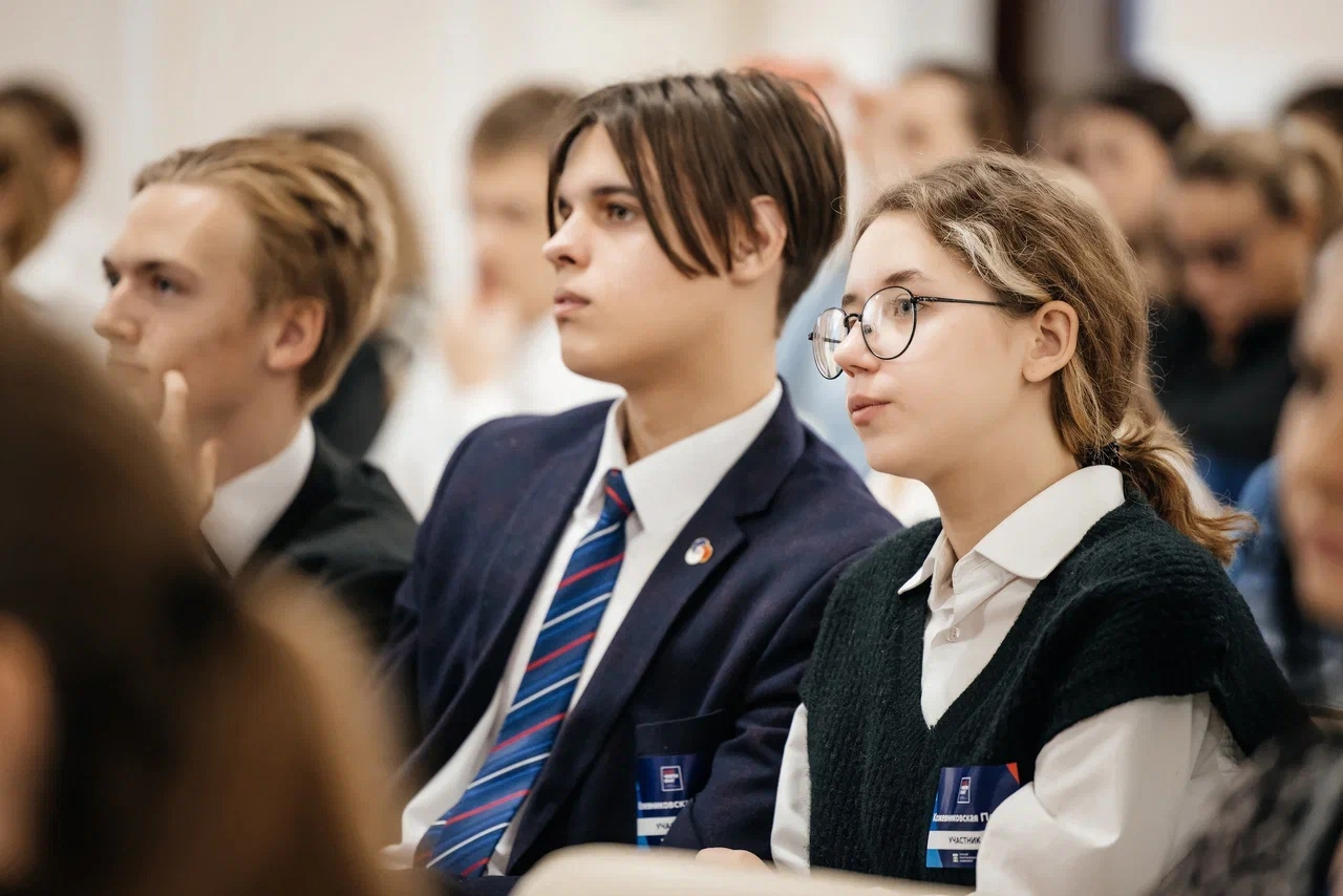 100 школьников. Школьники в школе. Кейс Чемпионат по предпринимательству Томск. ВШЭ.