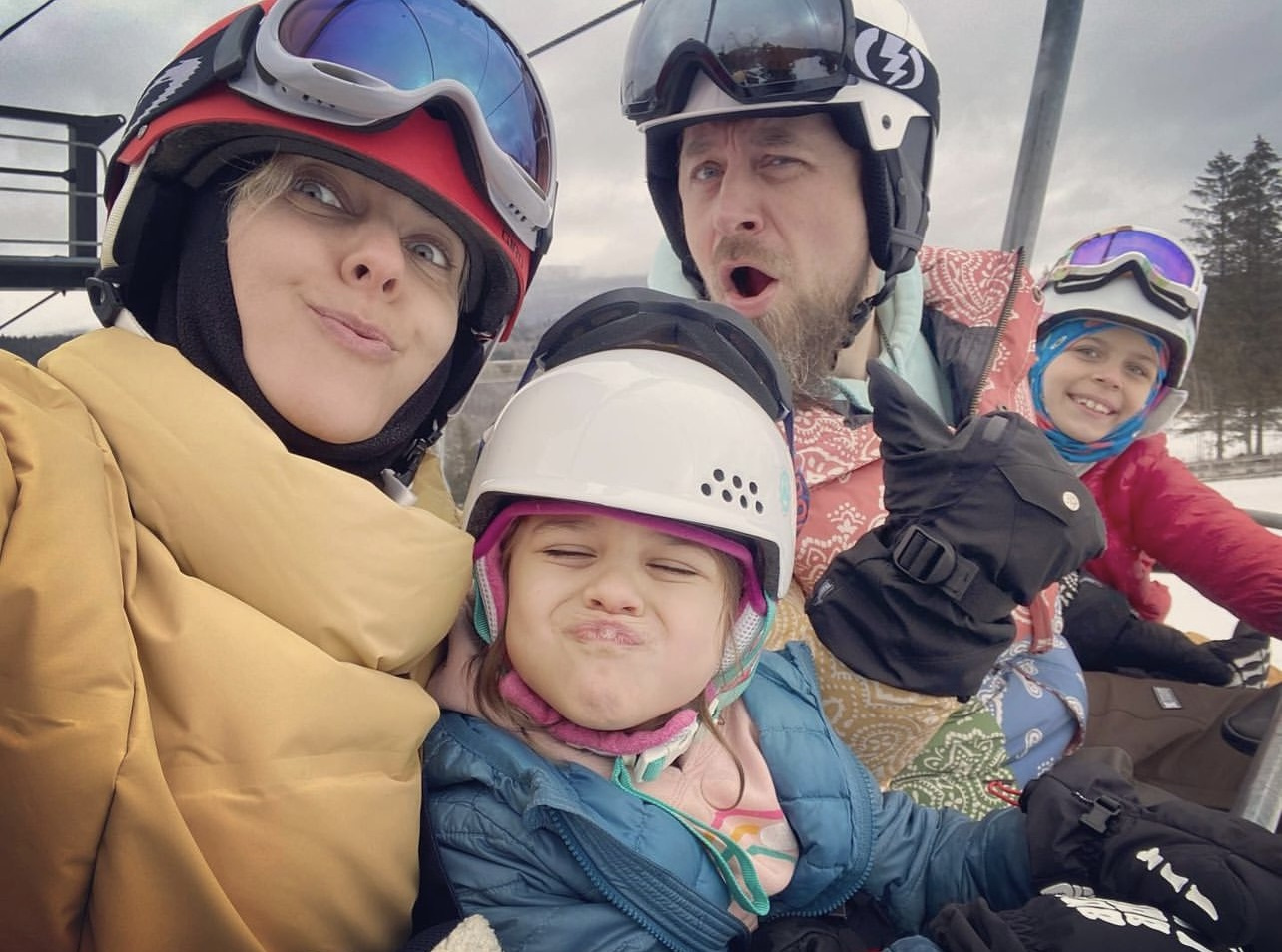 Вся семья увлекается экстремальным спортом, в частности, сноубордингом
