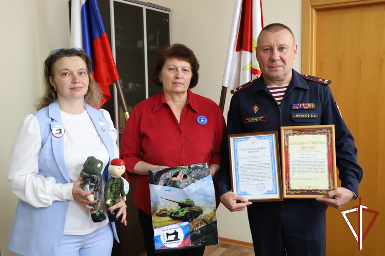 Начальник Управления Росгвардии по ХМАО — Югре провел рабочую встречу с представителями волонтерского движения «Шьем для наших»