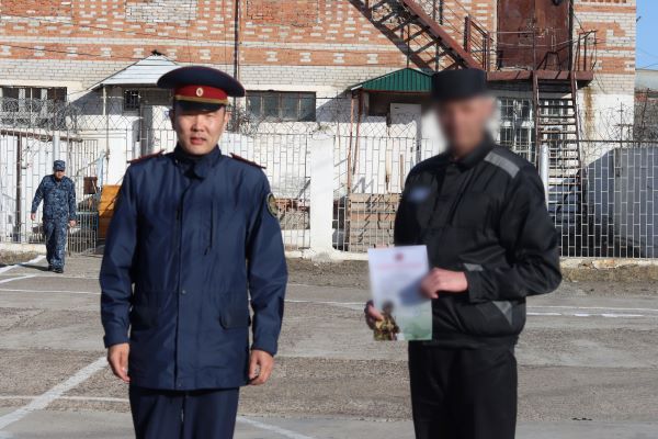 В исправительной колонии № 1 наградили осужденных за изготовление маскировочных сетей