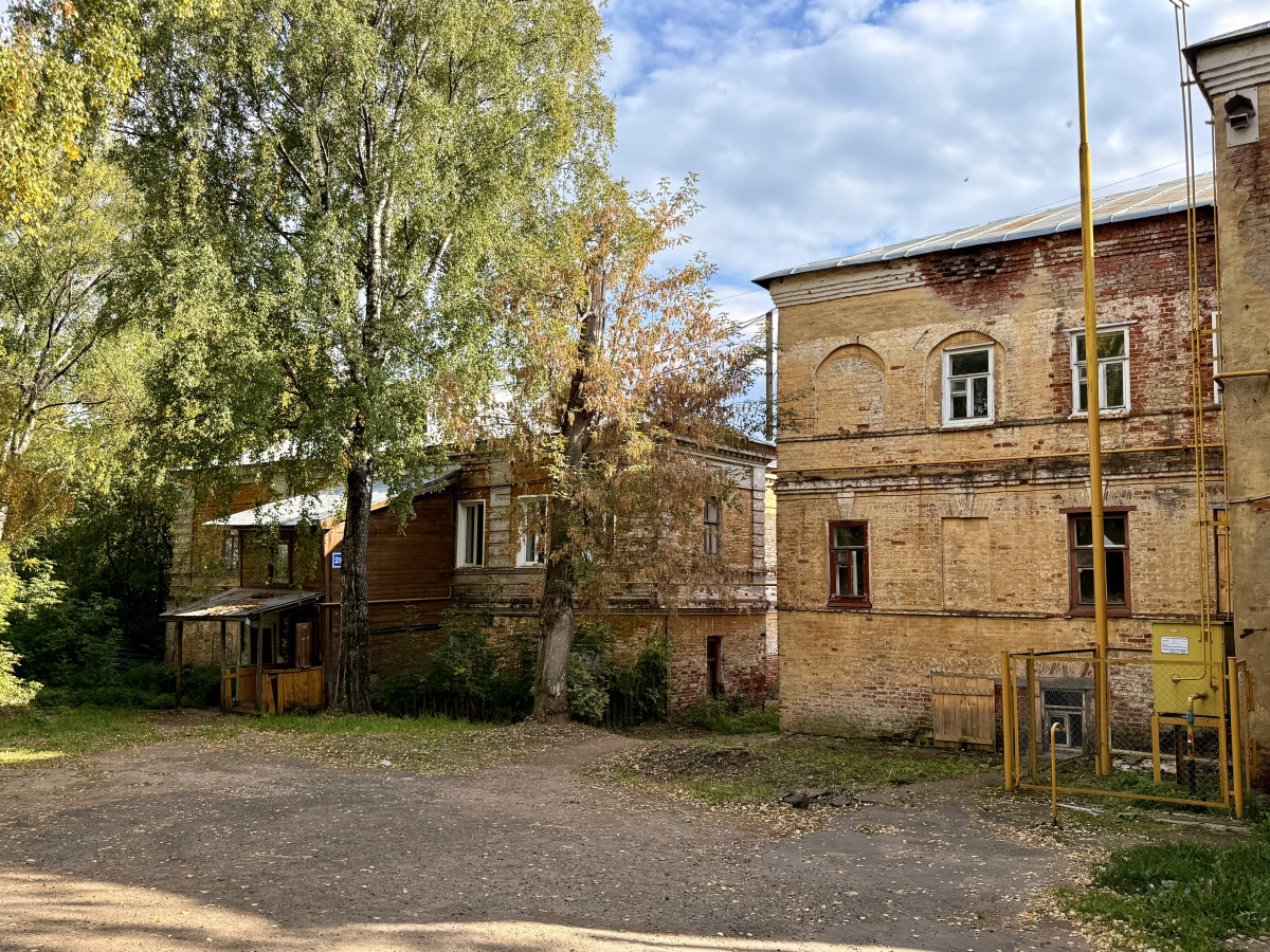 Ансамбль зданий архиерейского подворья: Дом архиерейских служащих (слева) и певчих (справа)