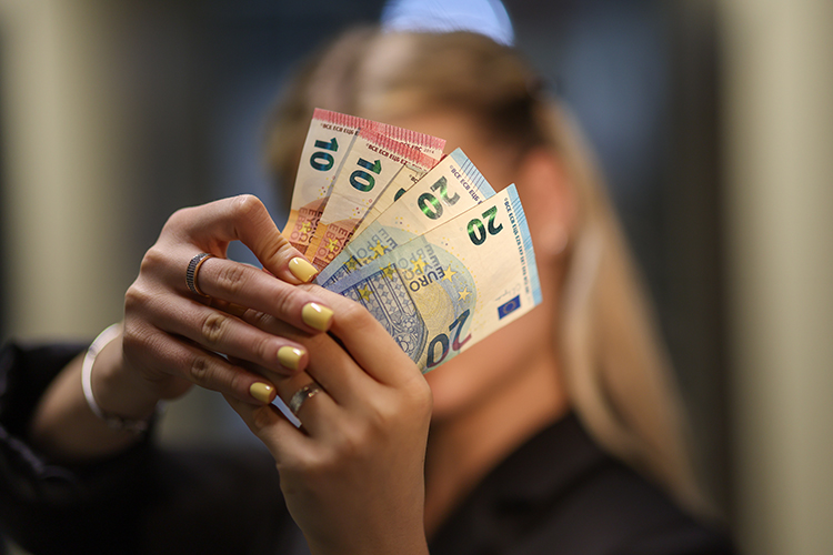 «Думаю, что евро просто не оправдал ожиданий. Да, 20 процентов мировых резервов сегодня в евро, это немаленькая цифра. Но ожидания он не оправдал. Критический момент здесь в том, что европейцы пошли на поводу у американцев и заморозили российские активы в евро»