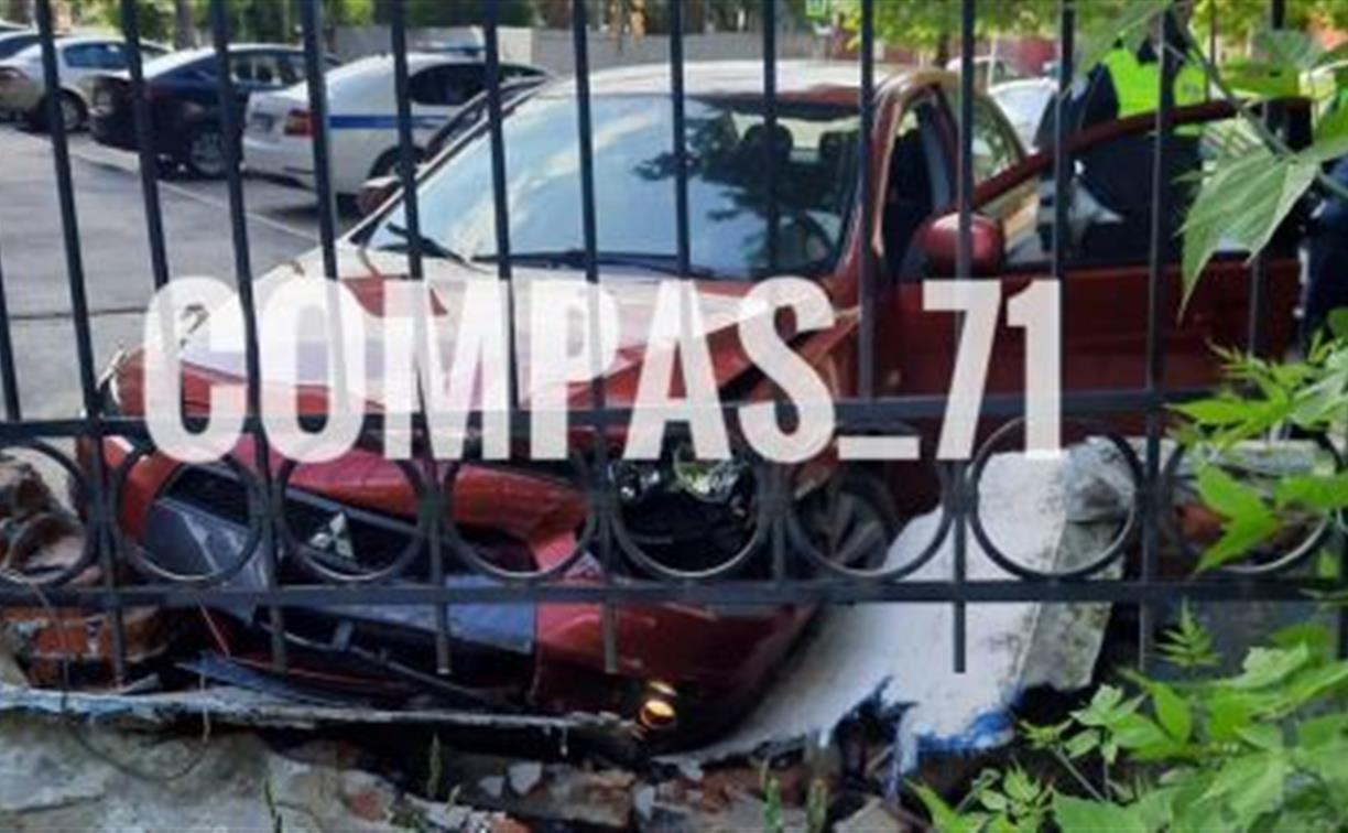 В центре Тулы водитель Mitsubishi Lancer пытался скрыться от гаишников и врезался в забор
