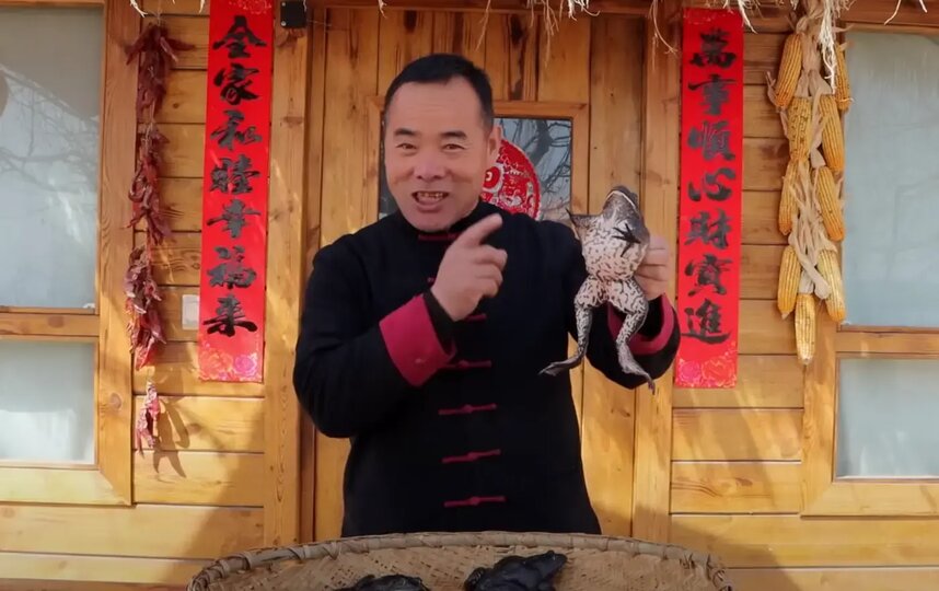 Китайский повар собирается сделать из китайской бычьей лягушки лягушачьи лапки барбекю. Фото скриншот с youtube-канала Uncle Rural Gourmet