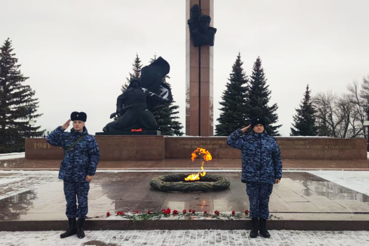 Росгвардейцы Башкортостана возложили цветы к Вечному огню в День Неизвестного Солдата 