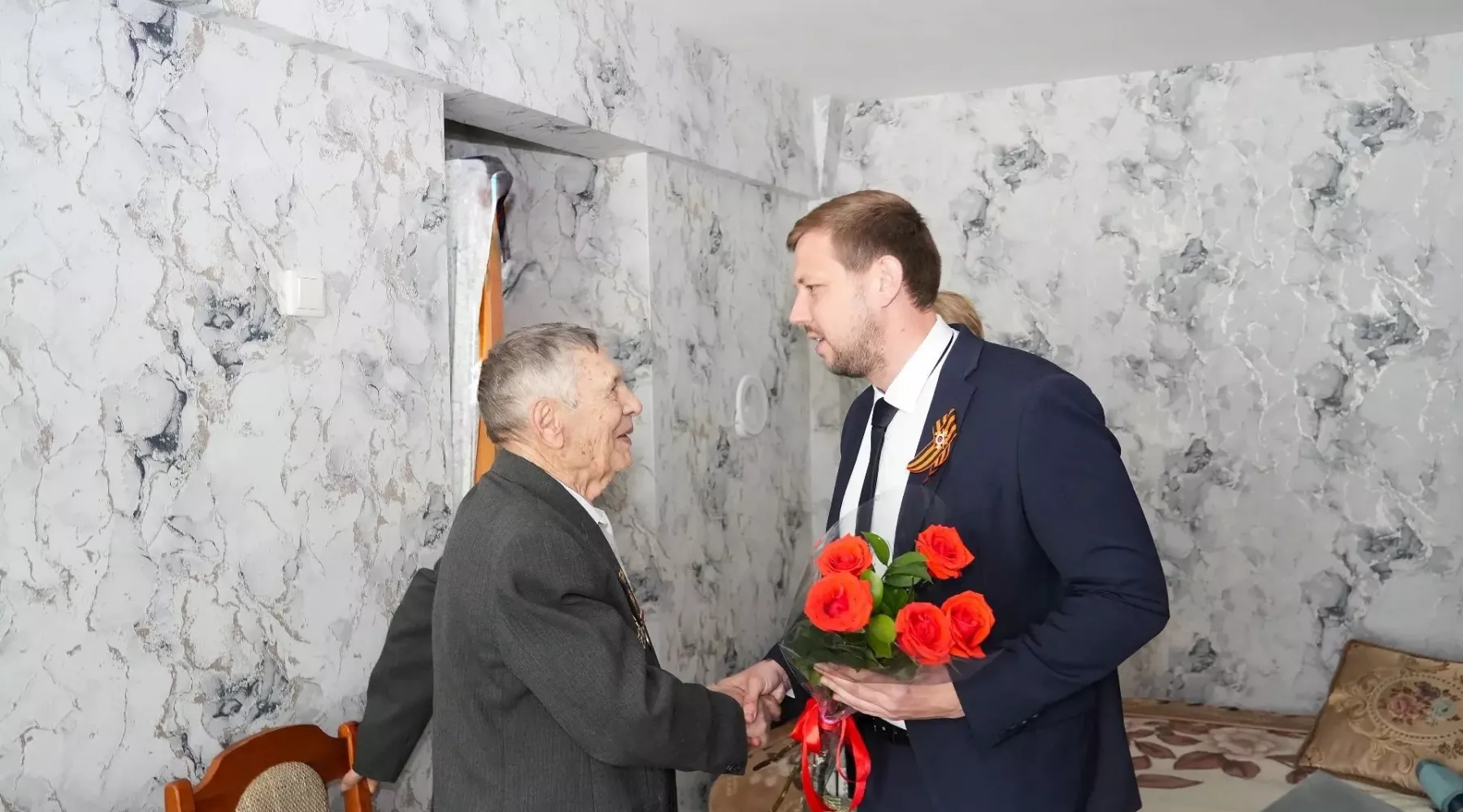 Глава Бийска Виктор Щигрев поздравил с Днем Победы ветерана войны
