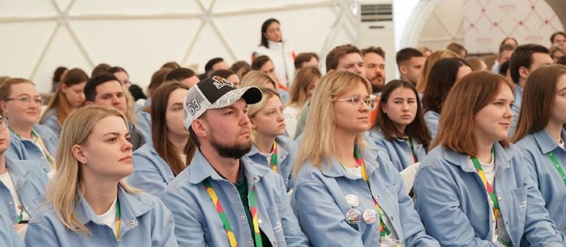 Азаров обсудил с самарскими участниками Всемирного фестиваля молодежи инициативы по развитию региона