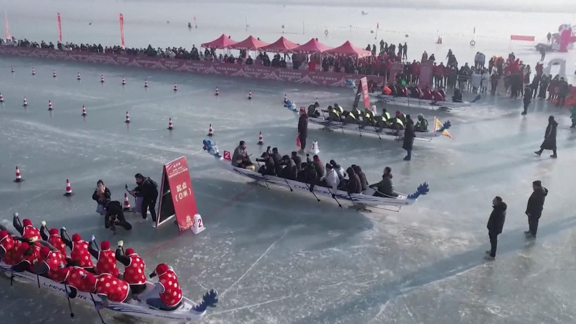 В Китае прошли гонки по льду на лодках-драконах