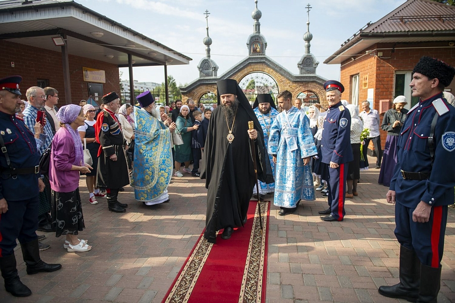 Фото: в Челнах прошла первая большая литургия новой епархии 