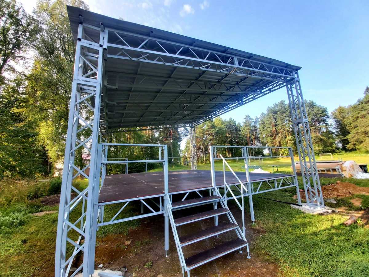 В Любытине начался монтаж стационарной сцены