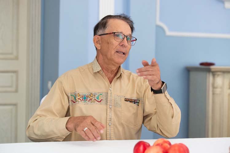 Фердинанд Салахов: «Из моего поколения я единственный, кто остался и поет. Я с голосового диапазона не сполз, могу петь в той же тональности. У меня костюмы даже с тех лет, спокойно могу их надевать. Голос, естественно, грубеет, гибкость теряется, но тональность моя осталась»