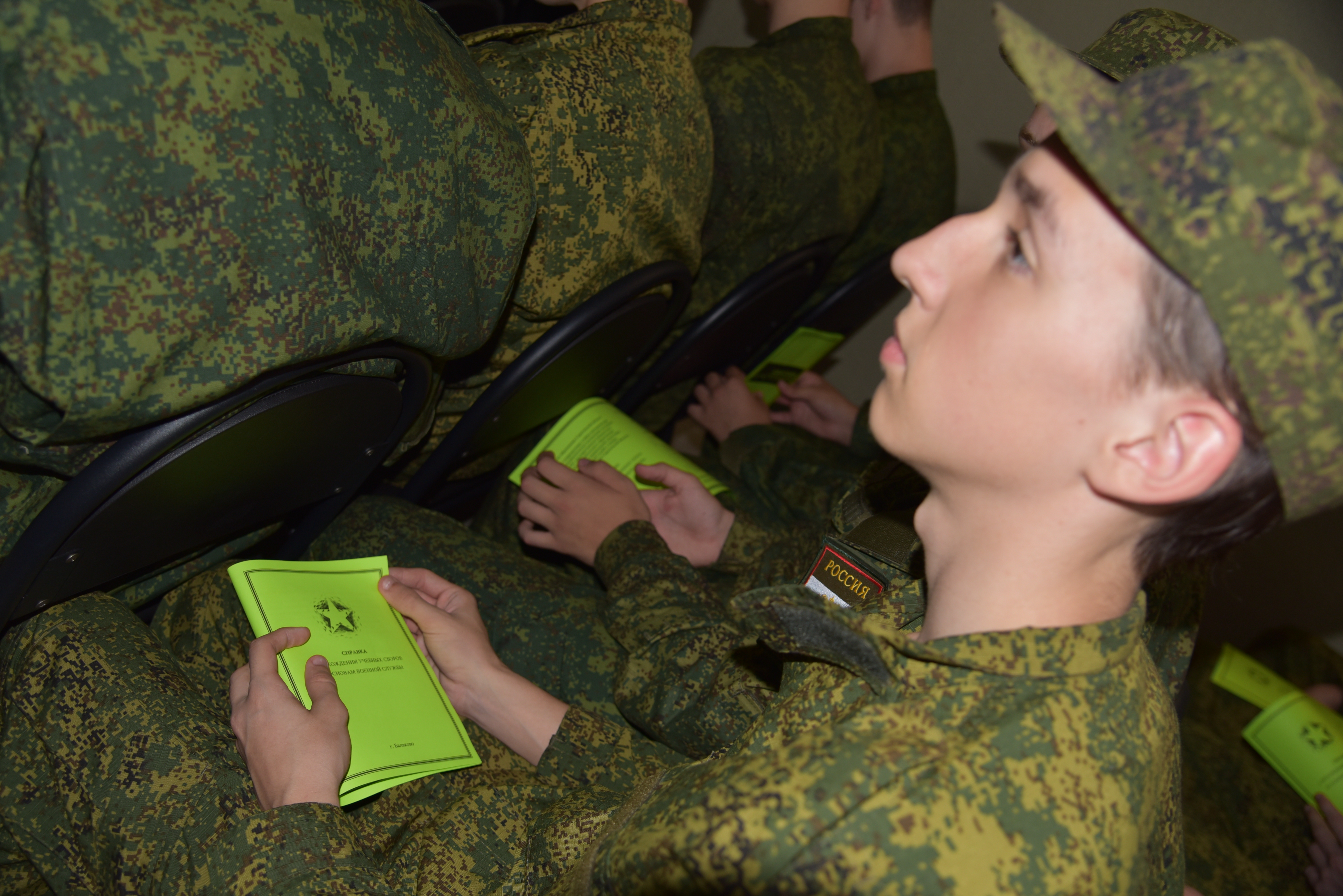 В УМЦ «Авангард» состоялось вручение справок школьникам об окончании учебных сборов по основам военной службы